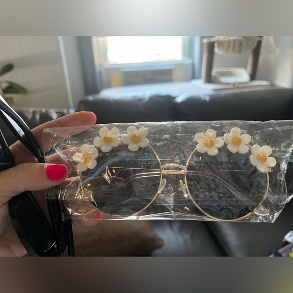 Daisy 70’s  🌻 Sunglasses | NWT - Picture 4 of 6